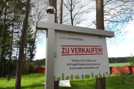 Haus zu verkaufen Schild Immobilienmakler