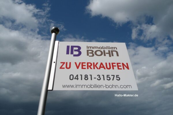 Mast mit Schild und Kugel Immobilienmakler Schilder Erfolg